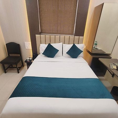 Hotel Triton - Near Us Embassy - Hotel In Sion Мумбаи Экстерьер фото