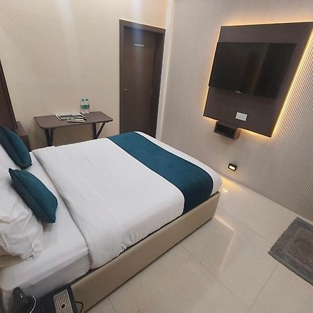 Hotel Triton - Near Us Embassy - Hotel In Sion Мумбаи Экстерьер фото