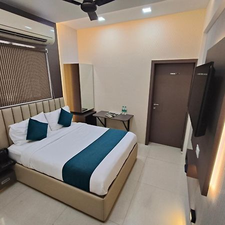 Hotel Triton - Near Us Embassy - Hotel In Sion Мумбаи Экстерьер фото