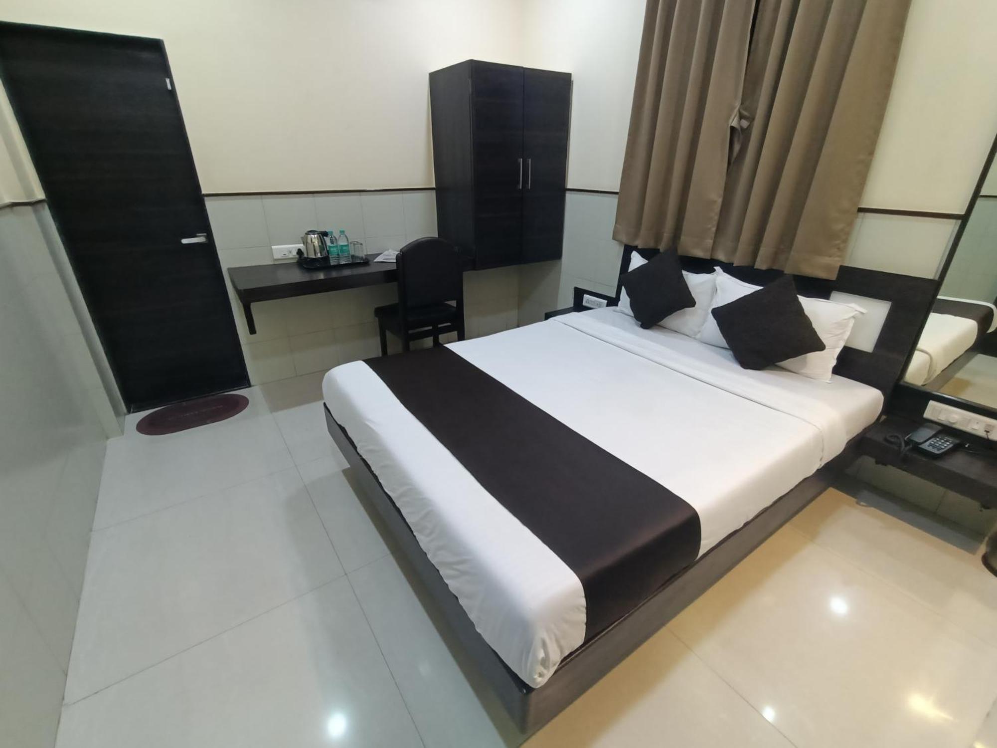 Hotel Triton - Near Us Embassy - Hotel In Sion Мумбаи Экстерьер фото