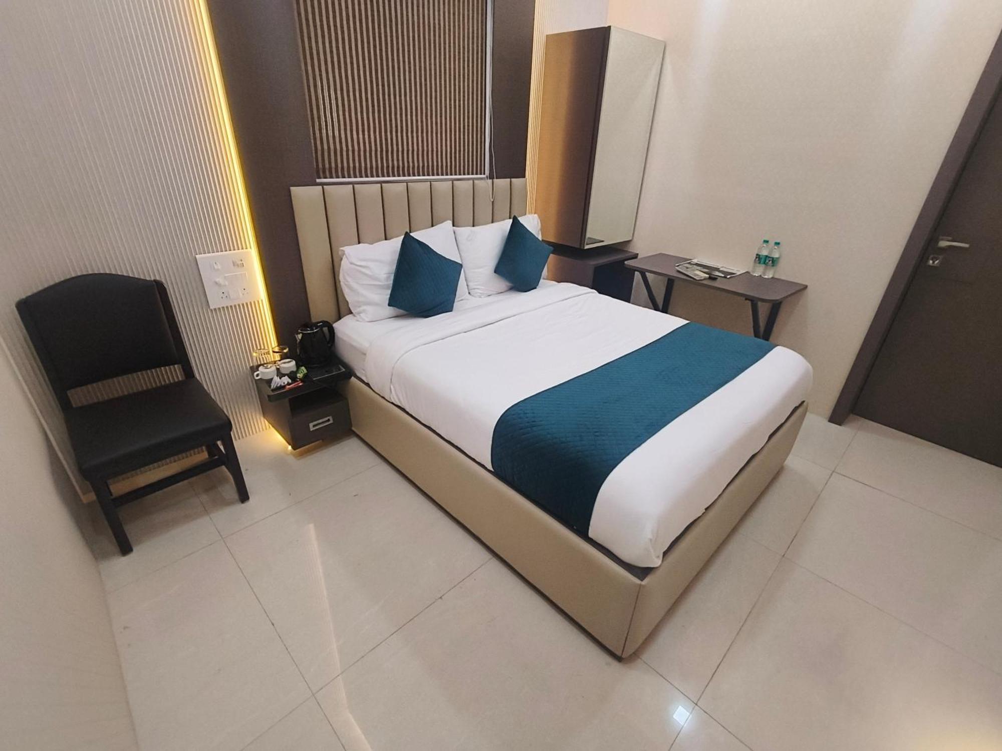 Hotel Triton - Near Us Embassy - Hotel In Sion Мумбаи Экстерьер фото