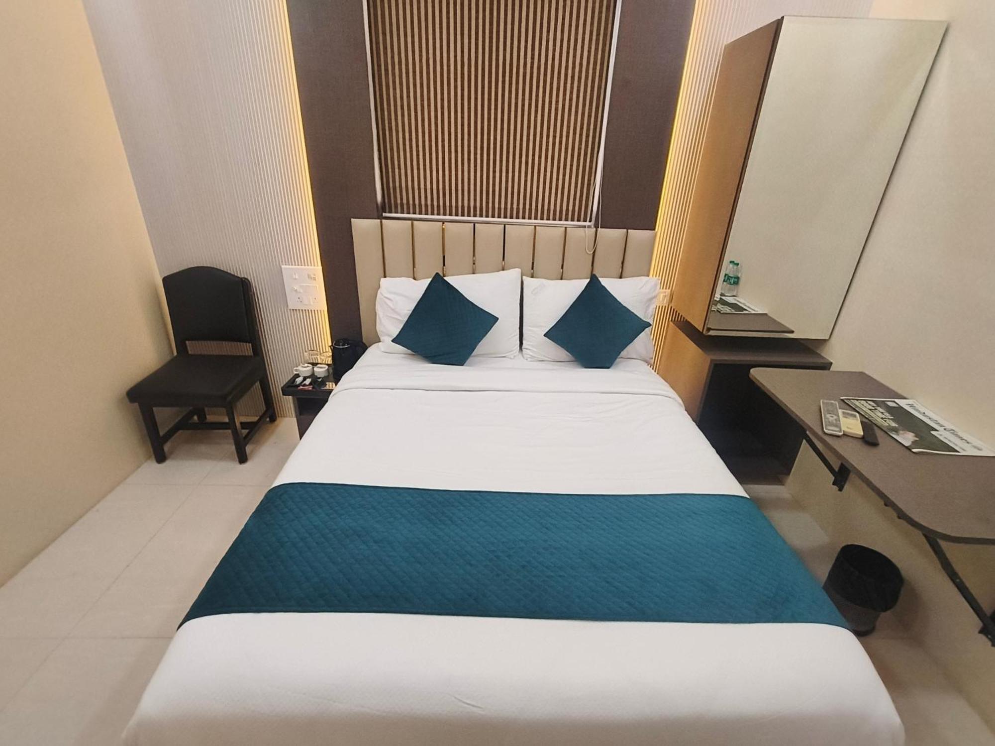 Hotel Triton - Near Us Embassy - Hotel In Sion Мумбаи Экстерьер фото