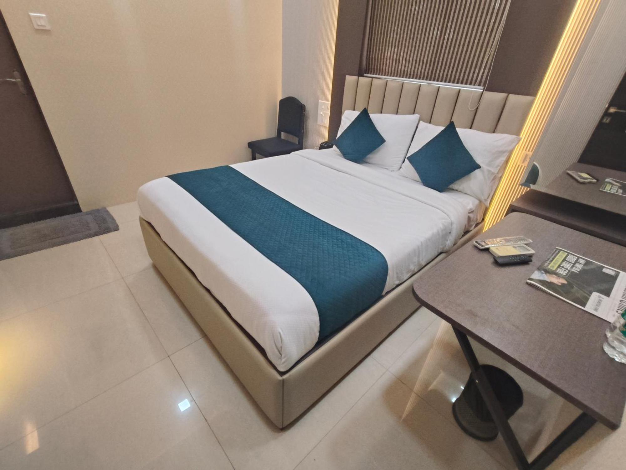 Hotel Triton - Near Us Embassy - Hotel In Sion Мумбаи Экстерьер фото