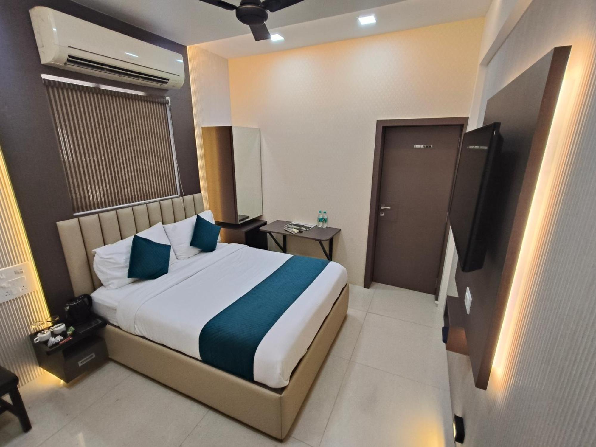 Hotel Triton - Near Us Embassy - Hotel In Sion Мумбаи Экстерьер фото